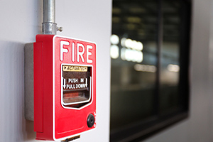 A red fire alarm